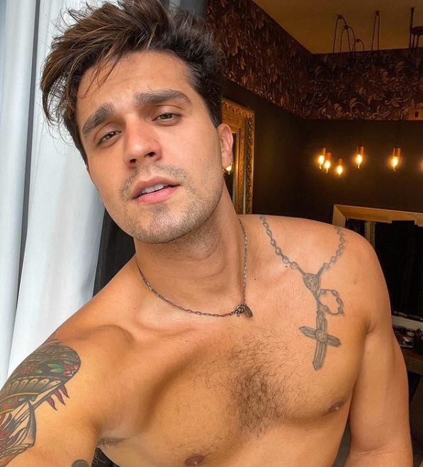 Com anel de compromisso, Luan Santana revela: ‘namorando’