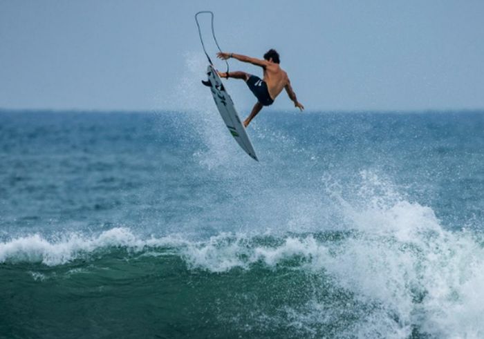 Nota 10 em Saquarema põe Yago Dora na briga pelo título mundial de surfe