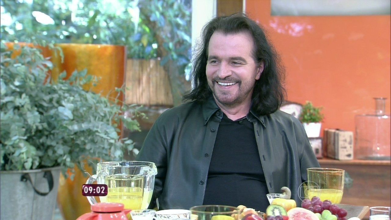 Brasileira perde R$ 880 mil achando que namorava músico grego Yanni