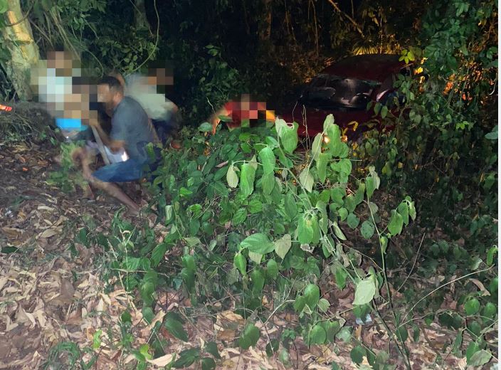 Carro com casal e crianças cai em ribanceira em avenida de Manaus