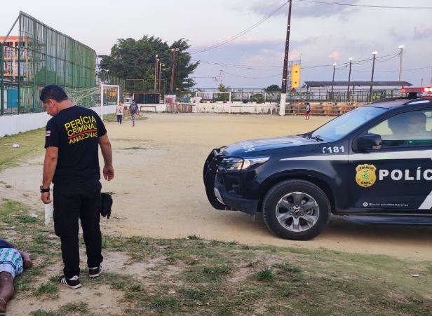 Homem é achado morto dentro de campo de futebol em Manaus 