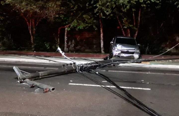 Carro invade calçada e arranca poste em avenida na Ponta Negra