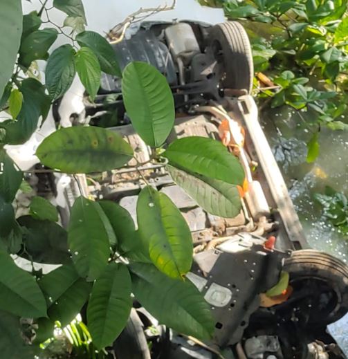 Motorista fica ferido após carro cair dentro de igarapé em Manaus