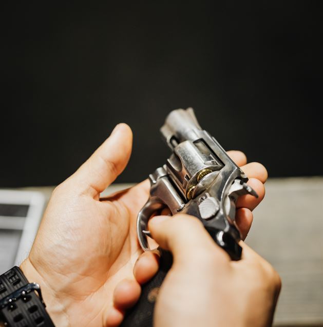 Homem é baleado no meio de avenida por pistoleiro misterioso em Manaus