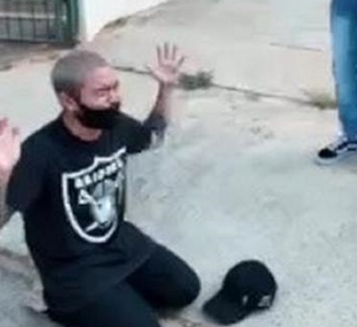 Ajoelhado, Yudi ora em frente de hospital onde pais estão com Covid-19