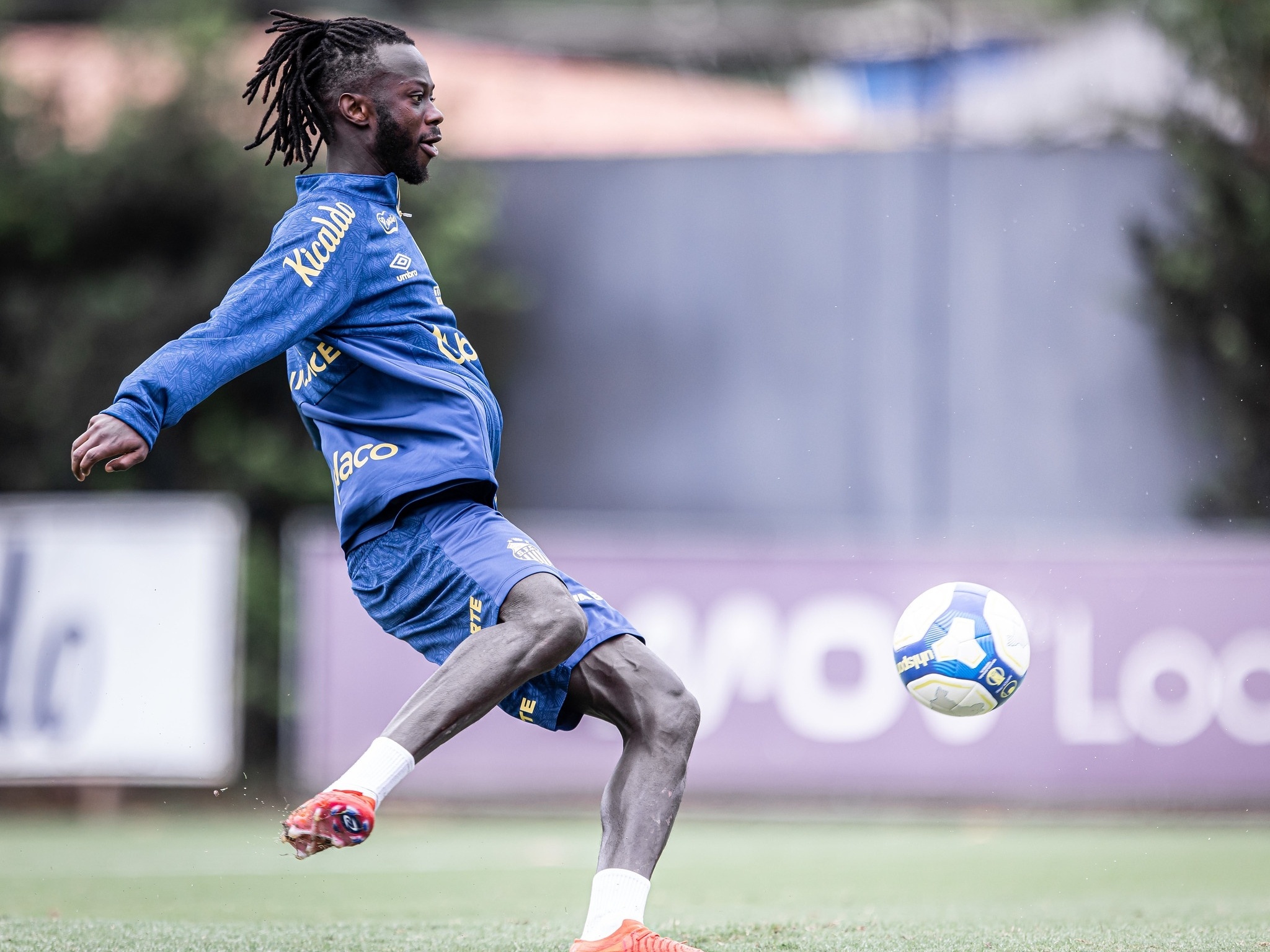 Santos gasta mais de um R$ 1 milhão com atacante de Gâmbia; veja