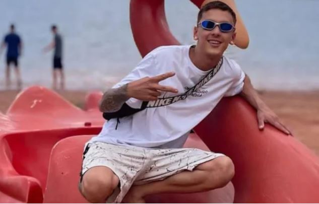 Influenciador morre ao ser atropelado por caminhão após cair de moto