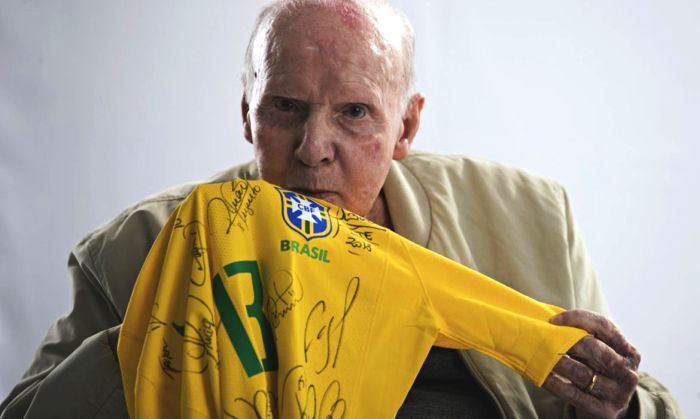 Zagallo respira sem ajuda de aparelhos e estado é estável, segundo boletim