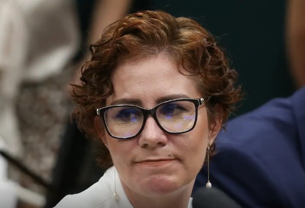 Justiça Italiana mantém Carla Zambelli presa até extradição ao Brasil