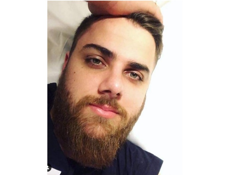 Sertanejo Zé Neto deixa escapar pênis em vídeo de roupão