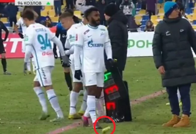 Racismo: Torcida arremessa banana em jogador brasileiro durante partida na Rússia