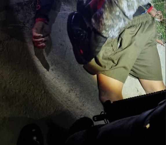 Com arma na mão, homem é encontrado morto na calçada de rua em Manaus