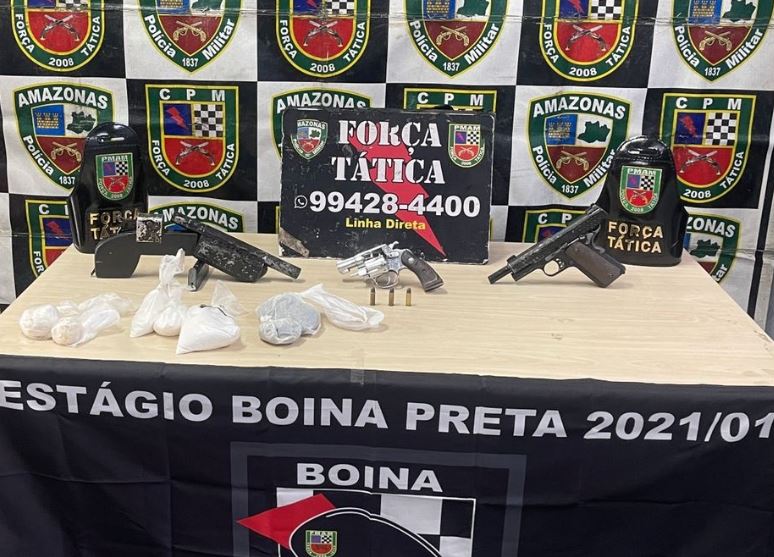 Criminosos abandonam armas e drogas em matagal durante fuga em Manaus