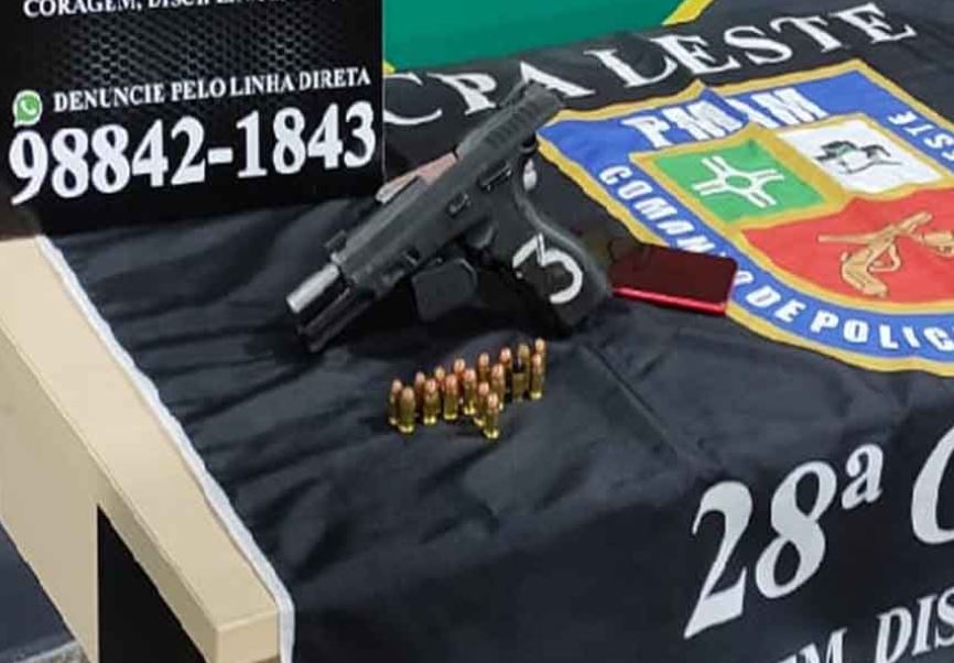 Homem é preso enquanto 'passeava' exibindo pistola em rua de Manaus