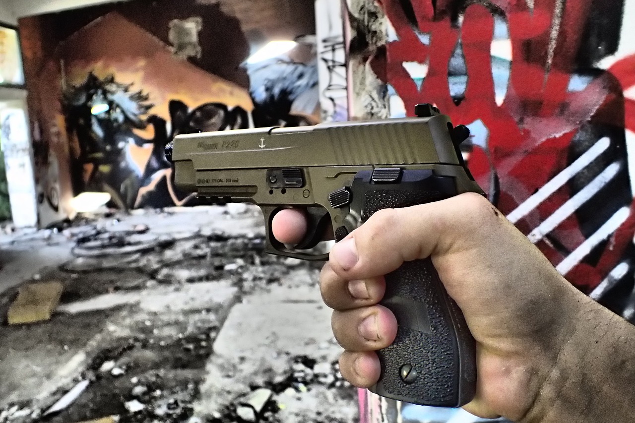 Grupo invade bar e criva homem de balas na frente de clientes em Manaus