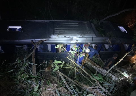 Acidente com ônibus deixa dois mortos e 34 feridos em Minas Gerais