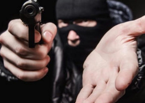 Homem leva quatro tiros durante assalto a mercadinho em Manaus