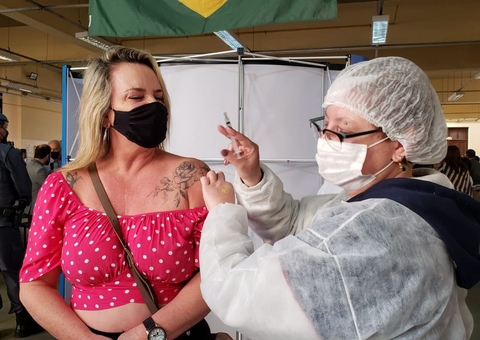 Mortes por covid-19 no Brasil caem 8% e número de casos, 5%