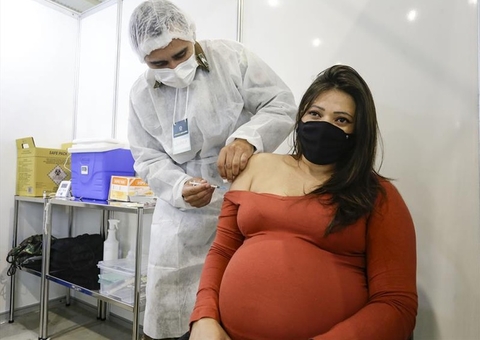 Grávidas não devem tomar doses diferentes da vacina contra covid, diz Queiroga