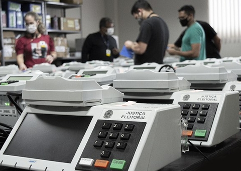 A um mês das eleições, TRE começa a enviar urnas para interior do Amazonas