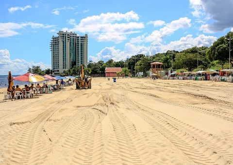 Ponta Negra passa por nivelamento da areia devido à vazante do rio Negro