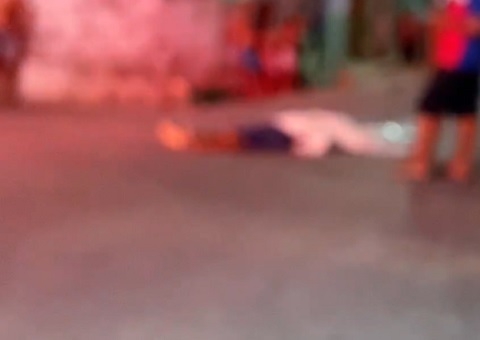 Pistoleiros executam homem no meio da rua em Manaus