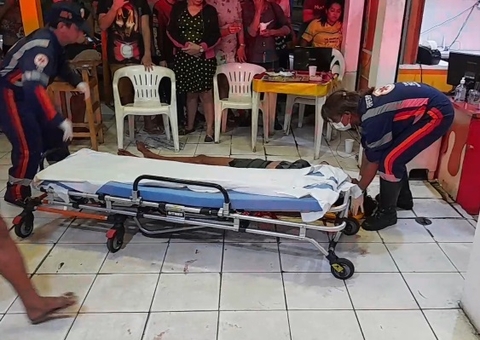 Travesti corre para pedir ajuda após ser baleada no rosto em frente a motel em Manaus