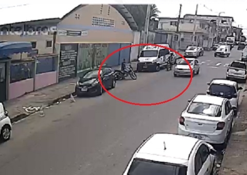 Vídeo mostra momento em que bandido rouba moto em plena luz do dia em Manaus