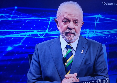 Lula vai a debate com broche contra abuso infantil após fala de Bolsonaro sobre venezuelanas