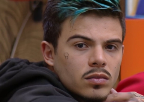 Thomaz tem atitude drástica ao tentar ingerir vários remédios em A Fazenda