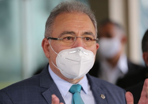 Ministro Marcelo Queiroga nega atraso na vacinação contra Covid em crianças