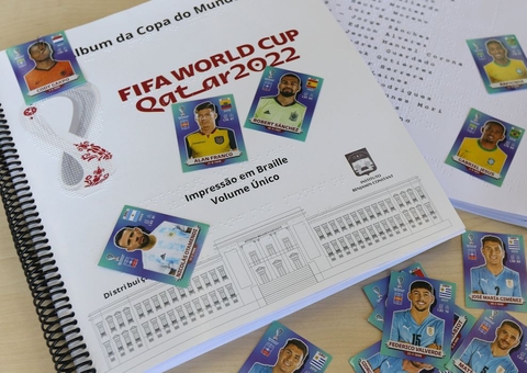Pessoas com deficiência visual ganham álbum da Copa em braille