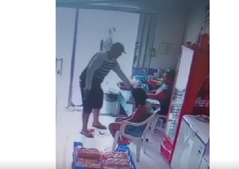 Criminoso aponta arma para mulheres durante assalto em mercadinho em Manaus