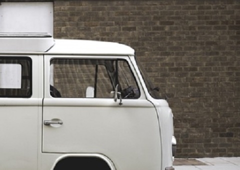 Dois homens são baleados e criminosos fogem em kombi em Manaus