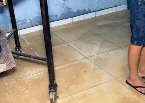 Casas ficam alagadas após rompimento de tubulação em Manaus