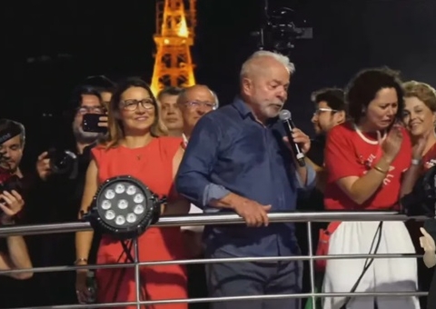 Lula discursa para multidão na Avenida Paulista após vitória no 2º turno