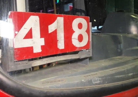 Criminosos ameaçam atirar na cabeça de passageiros durante assalto ao ônibus 418 em Manaus