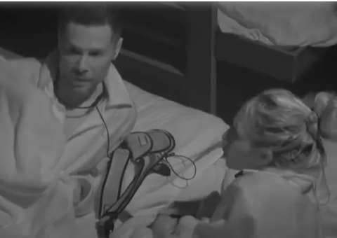 Alex e Ruivinha estranham simpatia de Lucas na baia