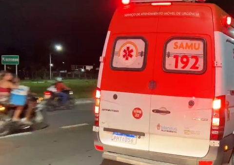 Três pessoas ficam feridas após carro atingir duas motos em grave acidente em Manaus