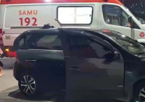 Motorista dorme ao volante e deixa carro destruído ao bater em poste em Manaus