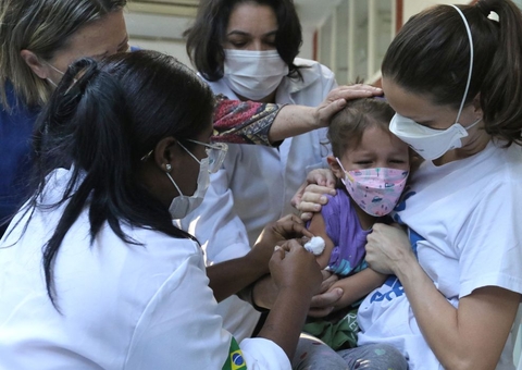 Ministério da Saúde recebe 1 milhão de doses de vacina contra covid-19