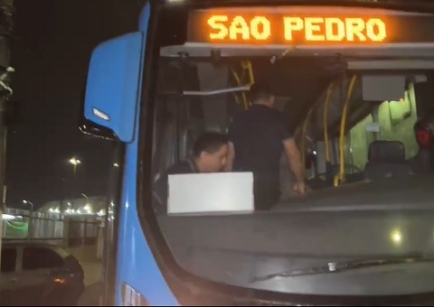 Passageiros vivem momentos de terror durante assalto a ônibus 560 em Manaus
