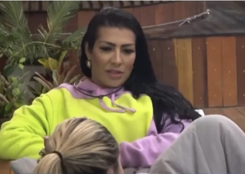 Moranguinho detona Deborah em A Fazenda: 'Não é confiante, é escrota' 