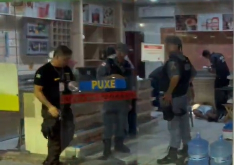 Jovem é morto a tiros enquanto lanchava em loja de conveniência em Manaus