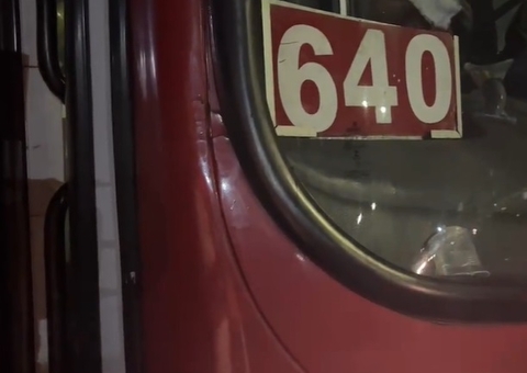 Criminosos armados com facas ameaçam passageiros durante assalto a ônibus 640 em Manaus