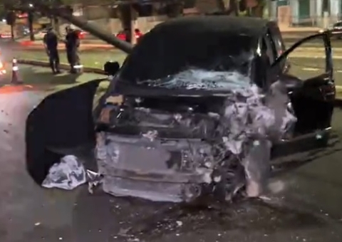 Motorista perde controle e deixa carro destruído ao bater em poste em Manaus