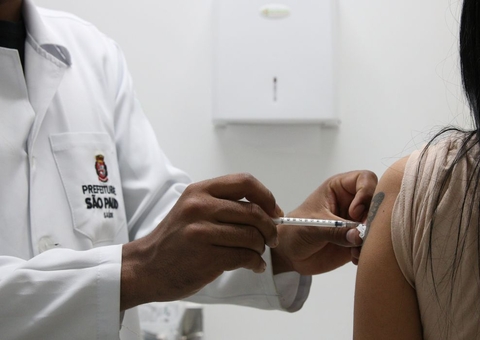 Especialistas pedem vacinas contra Covid-19 para impedir que variantes sofram mutações