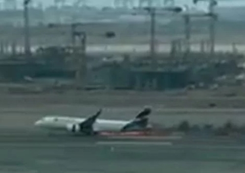 Avião da Latam pega fogo ao bater em caminhão