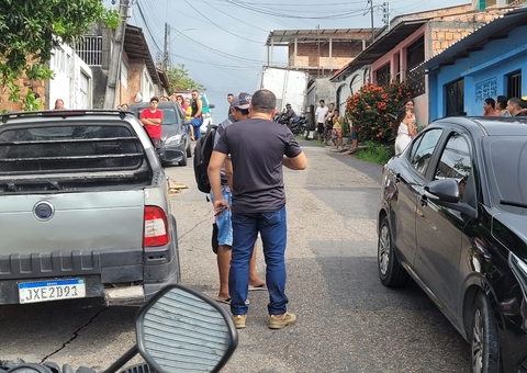 Mãe sai na rua e encontra filho morto a tiros no Armando Mendes