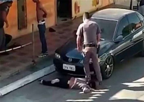 Tribunal determina regime aberto para PM que pisou em pescoço de mulher